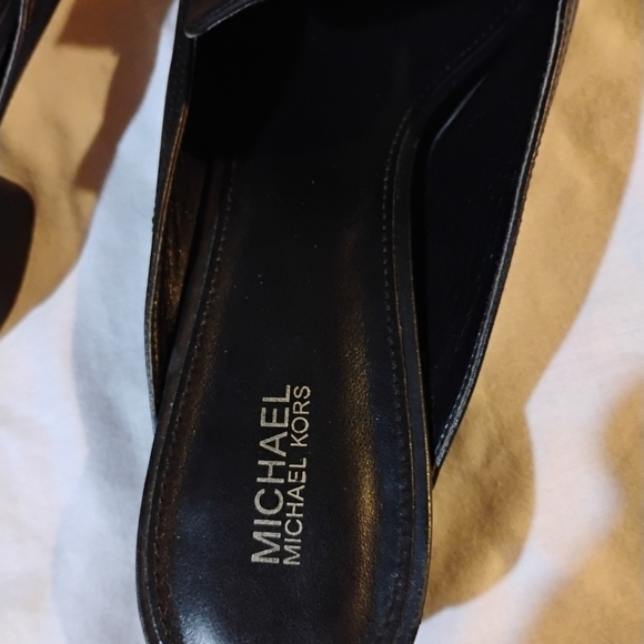 Michael Kors Size 8.5m Black Leather Flats with Gold Accent - Picture 9 of 16